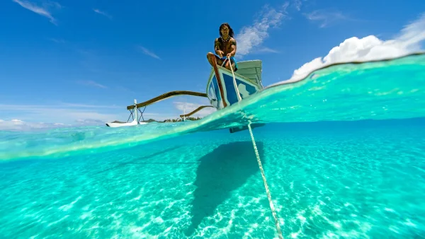 Pirogue à balancier sur un lagon polynésien