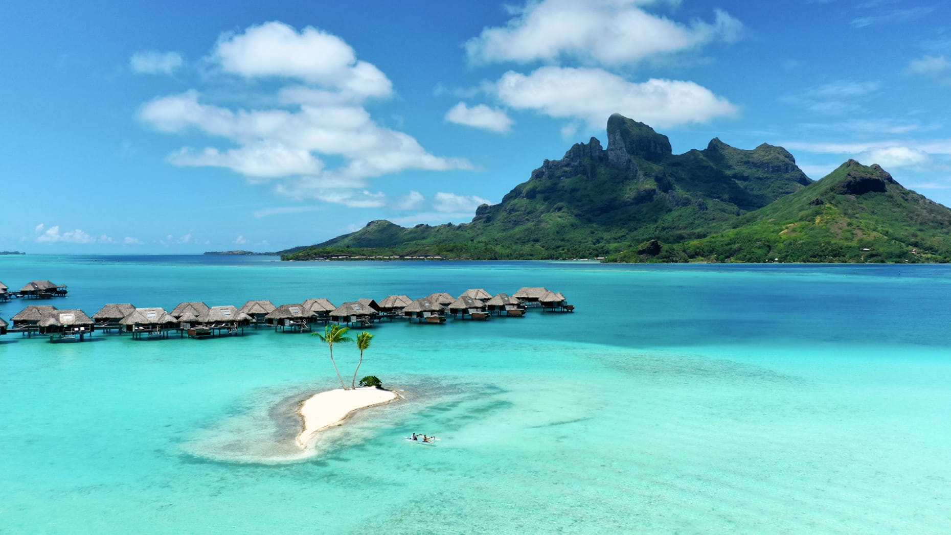 Pirogue à balancier dans le lagon de Bora Bora, face au mont Otemanu