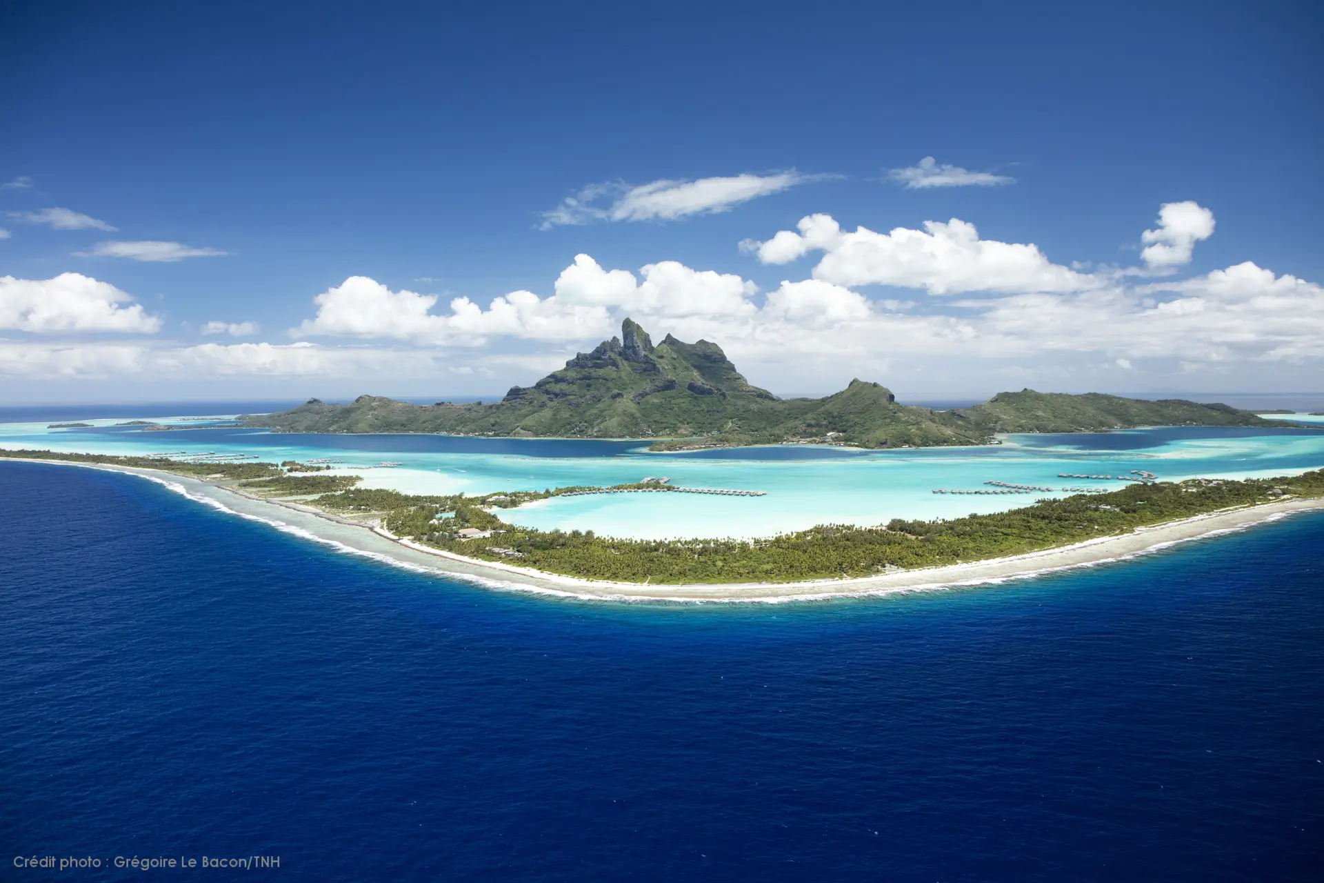 Vue aérienne de Bora Bora, son lagon et son récif-barrière, îles de la Société