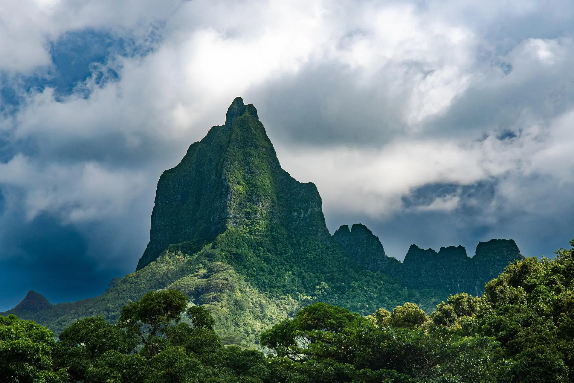 Vue sur la nature sauvage de Moorea et le Mont Mouaroa proche du mont Rotui
