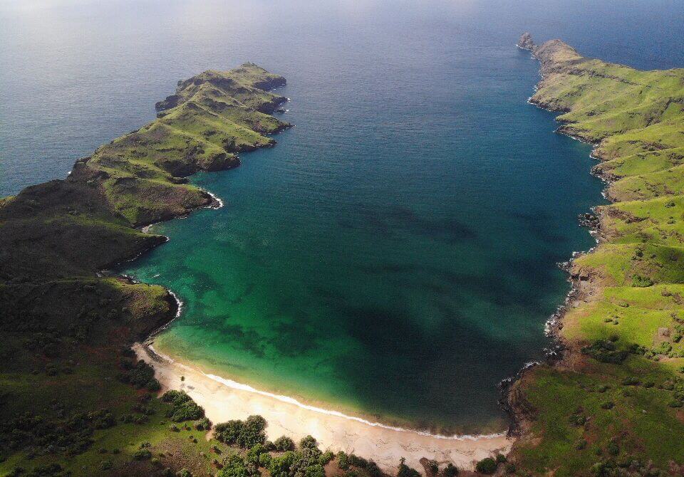 Baie de Hakatea et relief volcanique de Nuku Hiva