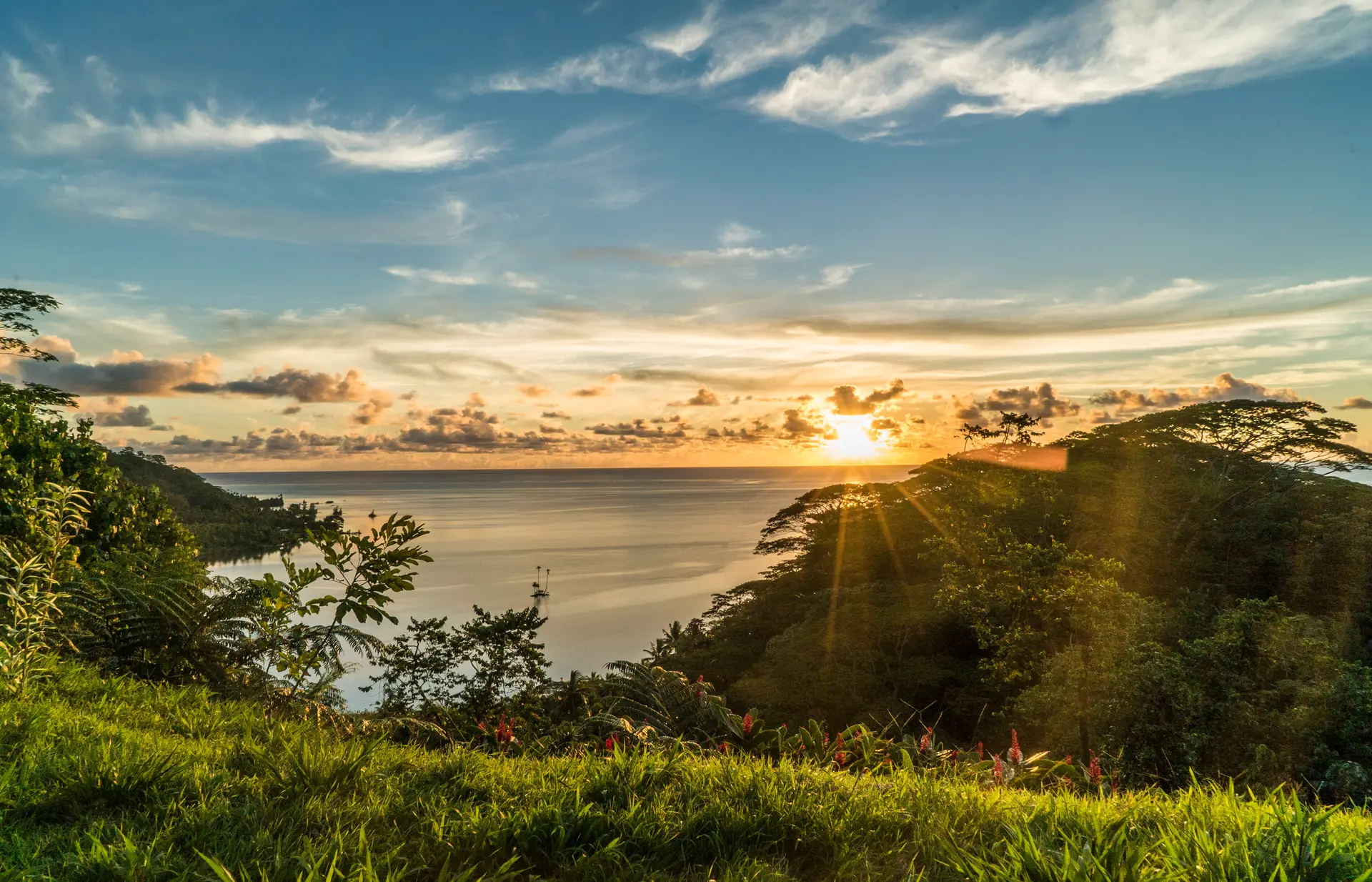 Le marae sacré de Taputapuatea face au lagon à Raiatea