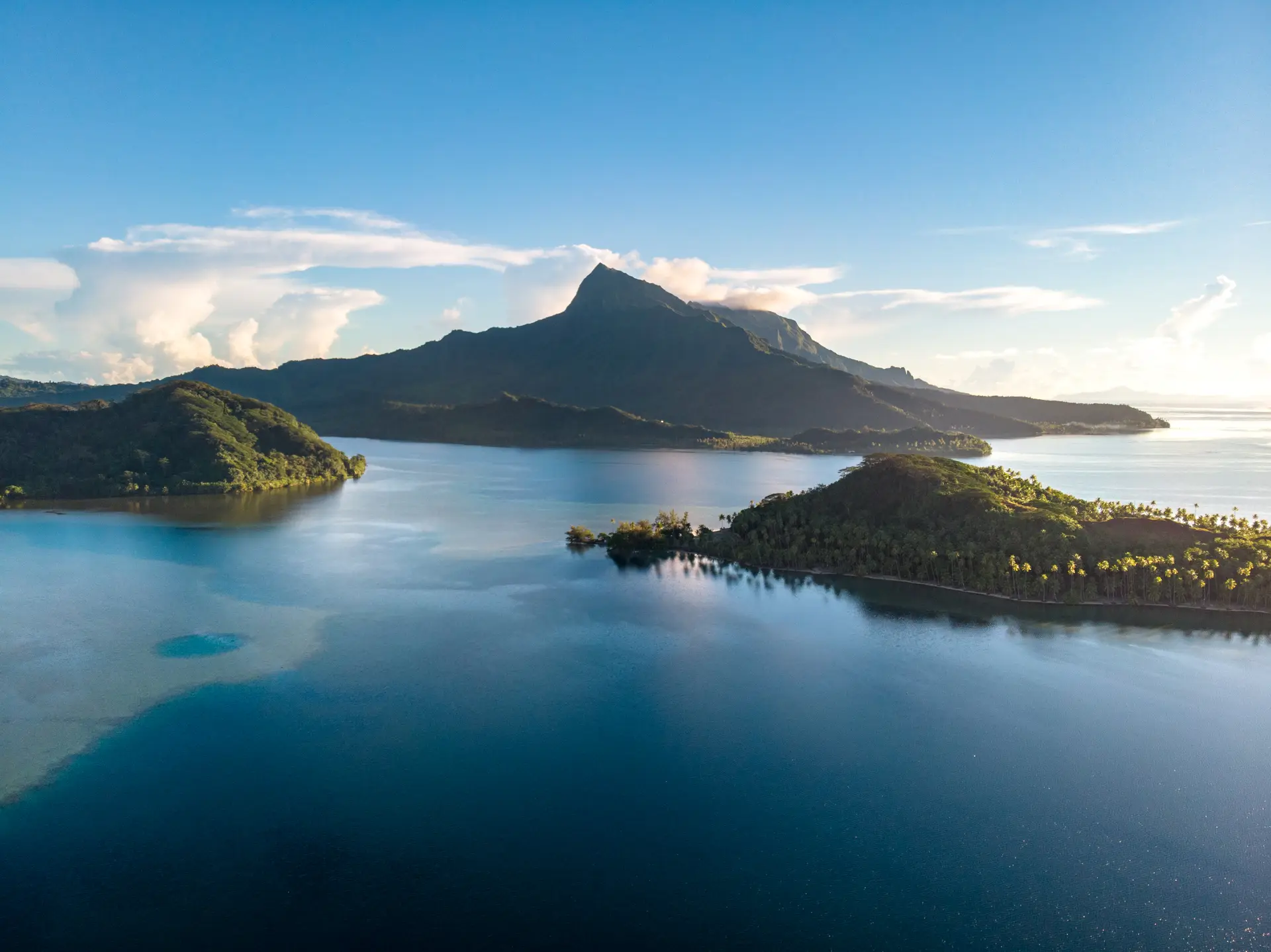 Le marae sacré de Taputapuatea face au lagon à Raiatea