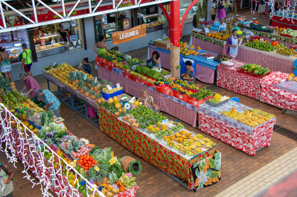 Étals de fruits et légumes du marché de Papeete, à Tahiti
