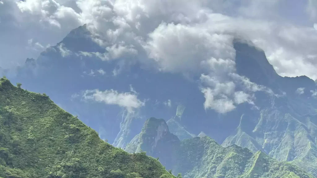 Reliefs et vallées de l'intérieur de Tahiti, sommets pris dans les nuages