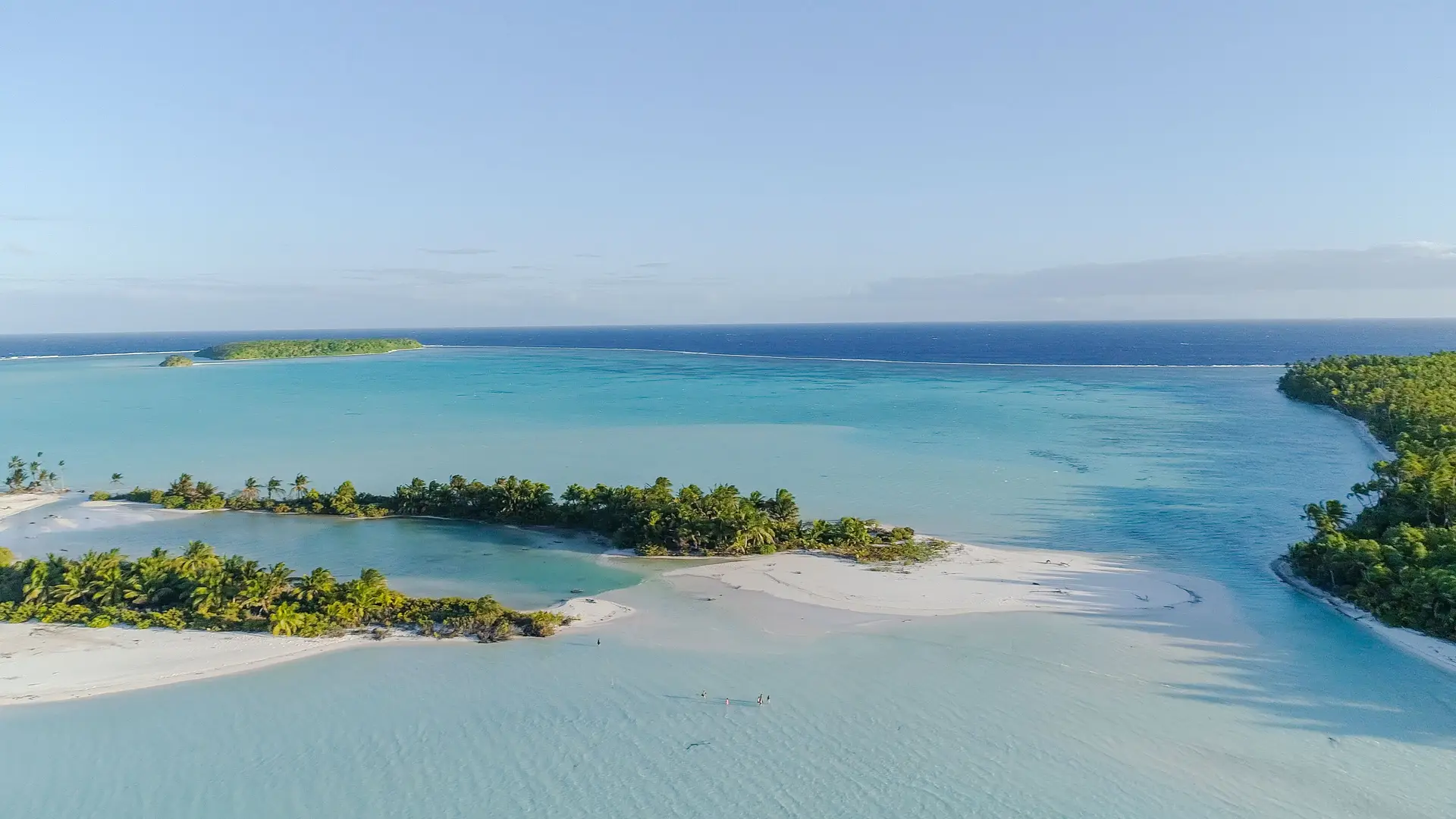 Plage polynésienne bordée par un lagon translucide