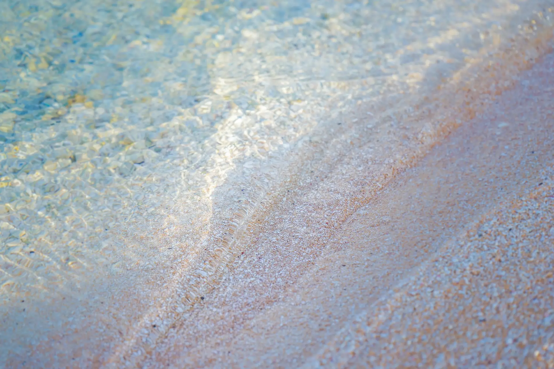Plage de sable rose à Tikehau