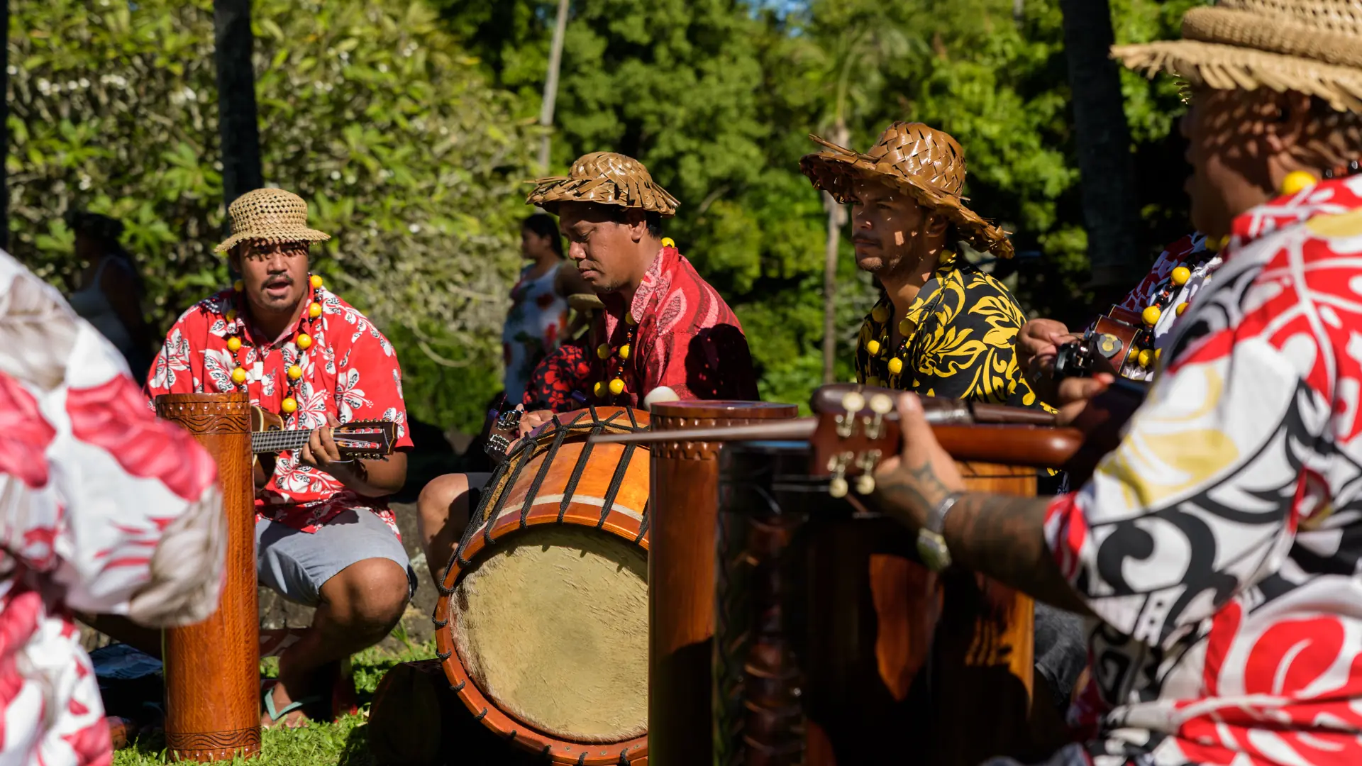 Tambours traditionnels to'ere et pahu