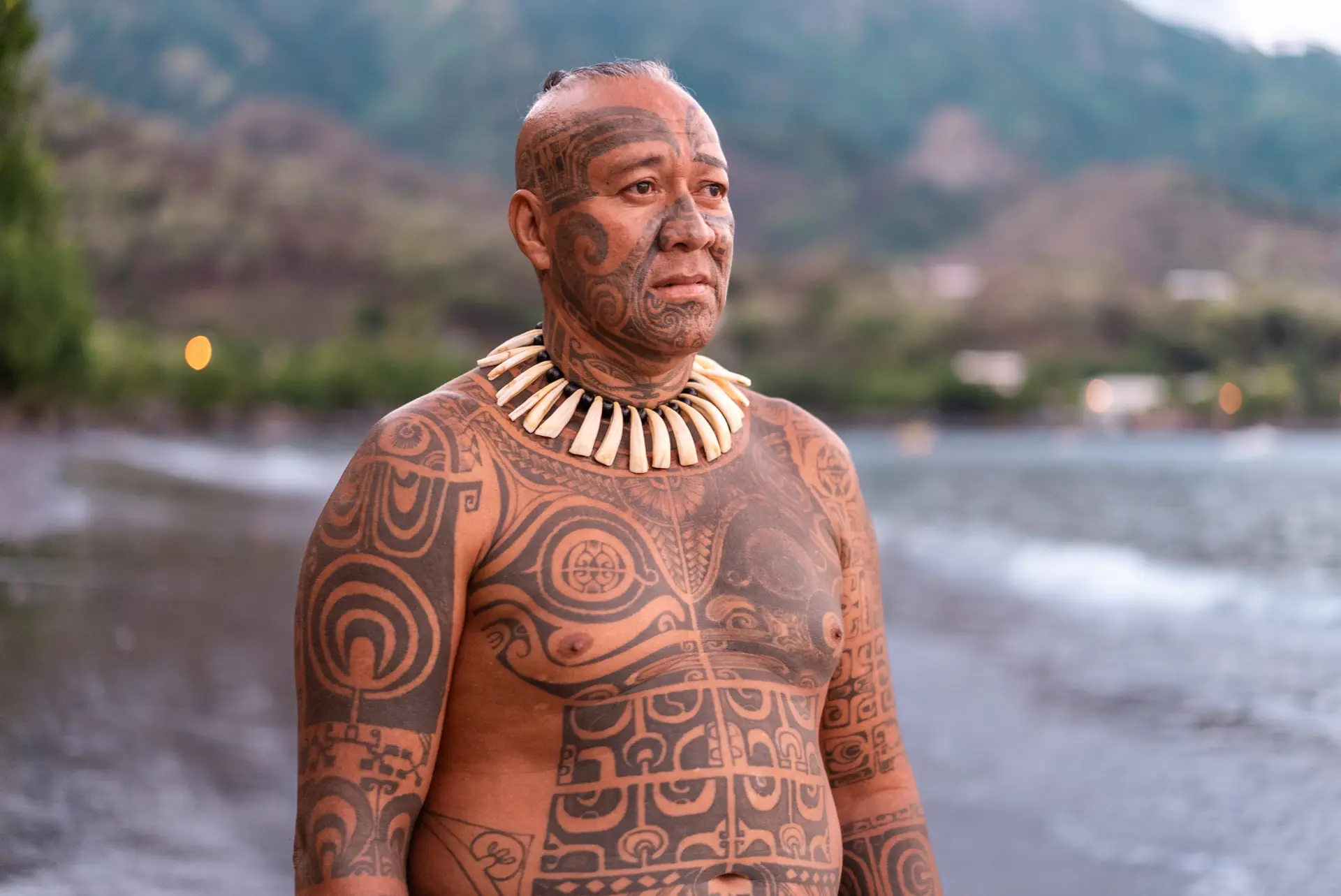 Tatouage traditionnel marquisien, motifs géométriques denses