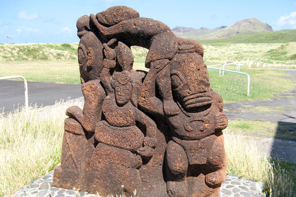 Groupe de tiki sculptés dans la pierre volcanique, à Ua Huka, aux Marquises